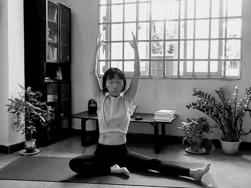 Phương ngồi yên trong một thực hành phục hồi